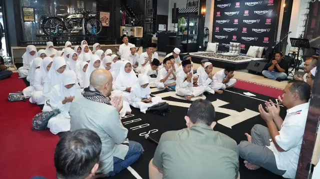 Triumph Indonesia melaksanakan acara Buka Puasa dan Silaturahmi bersama dengan anak yatim dan juga komunitas motor pada Minggu (16/3/2025) di showroom GAS Triumph, Kemang, Jakarta Selatan. (ist)