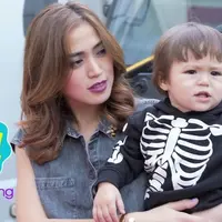 Jessica Iskandar rela membatalkan pekerjaannya demi mengantar El Barack Alexander ke sekolah.