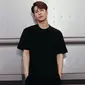 Jackson GOT7 cukup sering mengenakan kaus berwarna hitam dalam beberapa kesempatan. Penampilan kasual Jackson Wang ini tetap mampu menjadi sorotan netizen. (Liputan6.com/IG/@jacksonwang852g7)