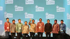 Menkominfo Rudiantara (tengah) foto bersama usai membuka Indonesia E-commerce Summit and Expo (IESE) 2017 di Indonesia Convention and Exhibition (ICE), BSD City, Tangerang Selatan, Rabu (9/5). (Liputan6.com/Angga Yuniar) 