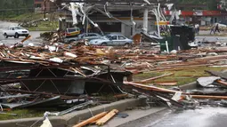 Beberapa mobil tampak tertimpa puing-puing dari sebuah bangunan yang hancur akibat tornado yang menyapu beberapa kota di selatan Amerika Serikat, Senin, (28/4/14). (REUTERS/Lauren Wood)