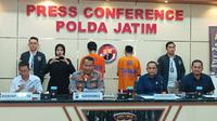 Dua pelaku peretasan website diamankan Polda Jatim. (Dian Kurniawan/Liputan6.com)