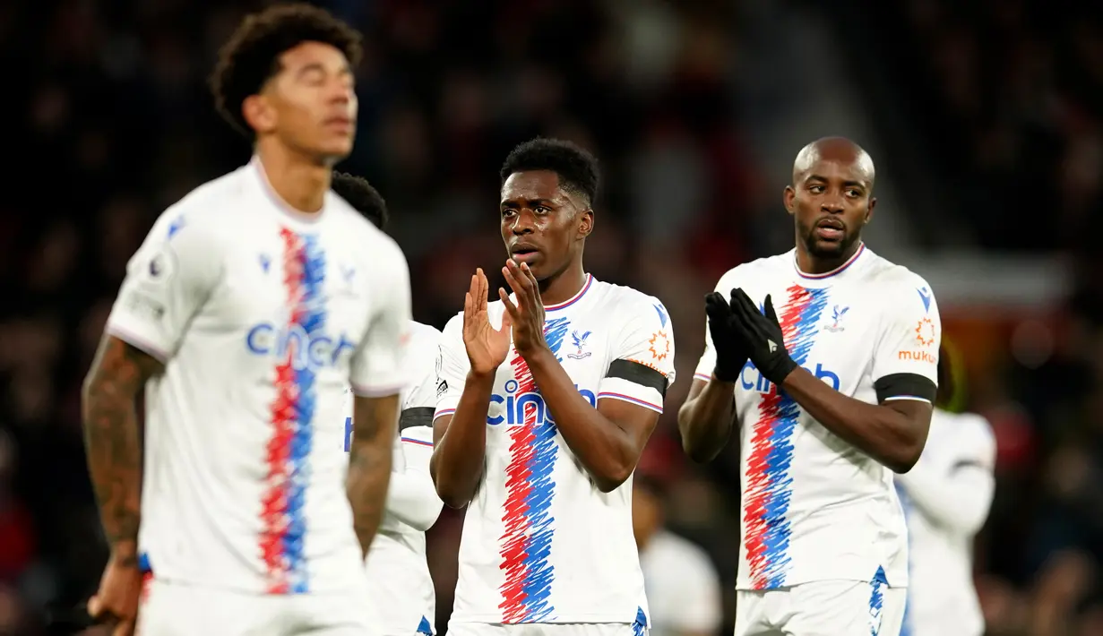 Pemain Crystal Palace bertepuk tangan usai melawan Manchester United pada pertandingan sepak bola Liga Inggris di Stadion Old Trafford, Manchester, Inggris, 4 Februari 2023. Manchester United mengalahkan Crystal Palace dengan skor 2-1. (AP Photo/Dave Thompson)