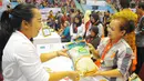 Warga berbelanja menggunakan KKS di Cibubur, Jakarta, Kamis (23/2). Keluarga kurang mampu yang menerima Bantuan Pangan Non Tunai dapat langsung menggunakan KKS untuk berbelanja bahan pokok di e-warung di lingkungan mereka. (Liputan6.com/Angga Yunair)