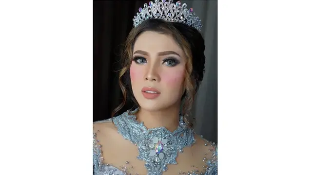 Biasa Tampil Natural, Ini 6 Potret Raya Kitty 'Anak Langit' dengan Makeup Tebal