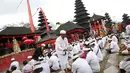 Umat Hindu menjalani prosesi ritual saat melaksanakan ibadah Sasih Kanem di Puri Kiduling Kreteg, Besakih, Bali, Minggu (3/12). (Liputan6.com/Immanuel Antonius)