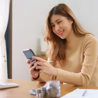 Seorang wanita bertransaksi menggunakan aplikasi mobile banking. (Shutterstock/TheCorgi)