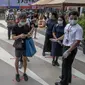 Pengunjung menjaga jarak fisik saat akan masuk mal mewah Siam Paragon di Bangkok, Thailand, Minggu (17/5/2020). Thailand mengizinkan toko serba ada, pusat perbelanjaan, dan bisnis lain kembali dibuka untuk menghidupkan kembali ekonomi yang rusak akibat pandemi COVID-19. (AP Photo/Gemunu Amarasinghe)
