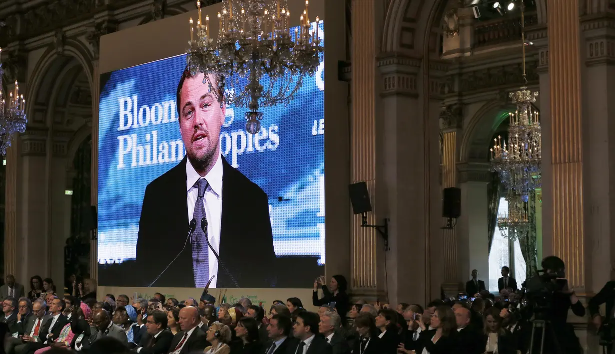 Sebuah layar memperlihatkan saat aktor AS, Leonardo DiCaprio memberikan pidato pada pertemuan walikota dalam Konferensi Dunia Perubahan Iklim 2015 (COP21) di Paris, Prancis, 4 Desember 2015. (PATRICK KOVARIK / AFP)