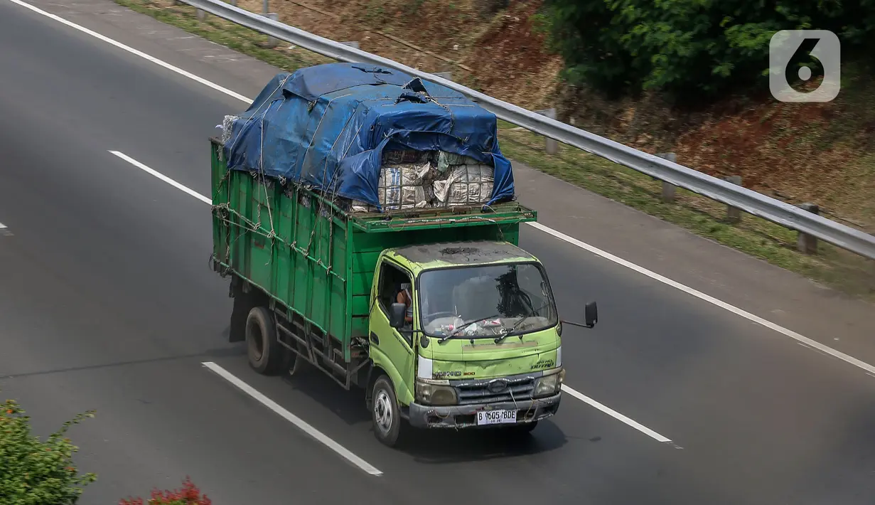 Menteri Koordinator Bidang Infrastruktur dan Pembangunan Kewilayahan Agus Harimurti Yudhoyono atau AHY menegaskan Indonesia akan bebas truk dengan Over Dimensi Over Load (ODOL) pada 2026 mendatang. (Liputan6.com/Angga Yuniar)