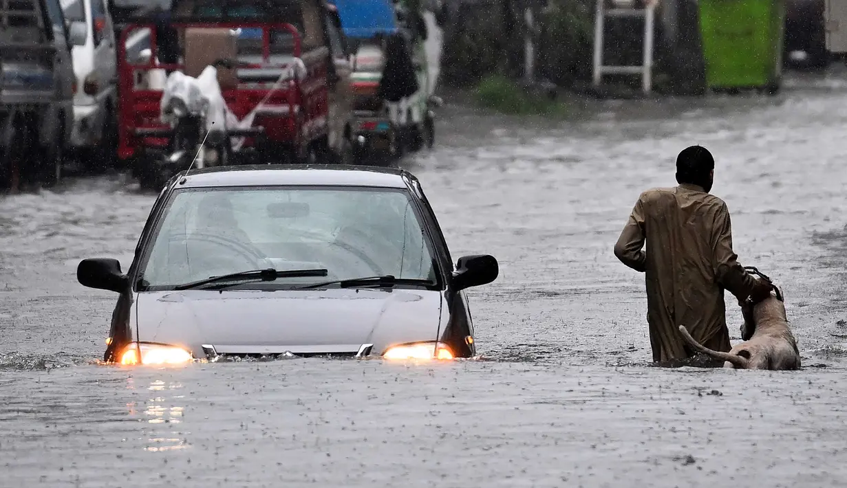 Data pemerintah Pakistan yang dirilis pada 14 Juli 2025 menyebut hujan monsun yang tiba sejak akhir Juni 2025 telah mengakibatkan lebih dari 110 kematian termasuk puluhan anak-anak. (Aamir Qureshi/AFP)
