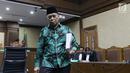 Terdakwa penerimaan suap terkait pembahasan tambahan anggaran dalam APBN P 2018, Amin Santono usai menjalani sidang pembacaan tuntutan di Pengadilan Tipikor, Jakarta, Senin (21/1). Amin dituntut hukuman 10 tahun penjara. (Liputan6.com/Helmi Fithriansyah)