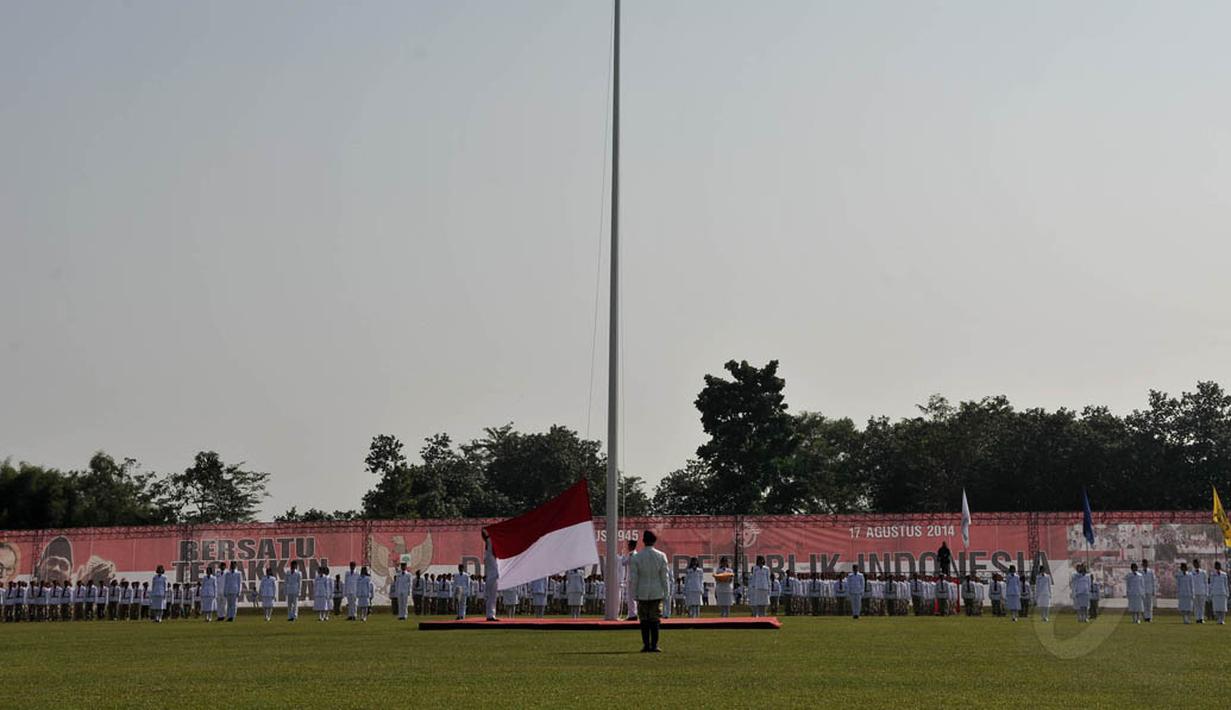 Pengibaran bendera Merah Putih dilakukan tim Pasukan Pengibar Bendera dari Provinsi DKI Jakarta, Bogor, Minggu (17/8/14). (Liputan6.com/Johan Tallo)
