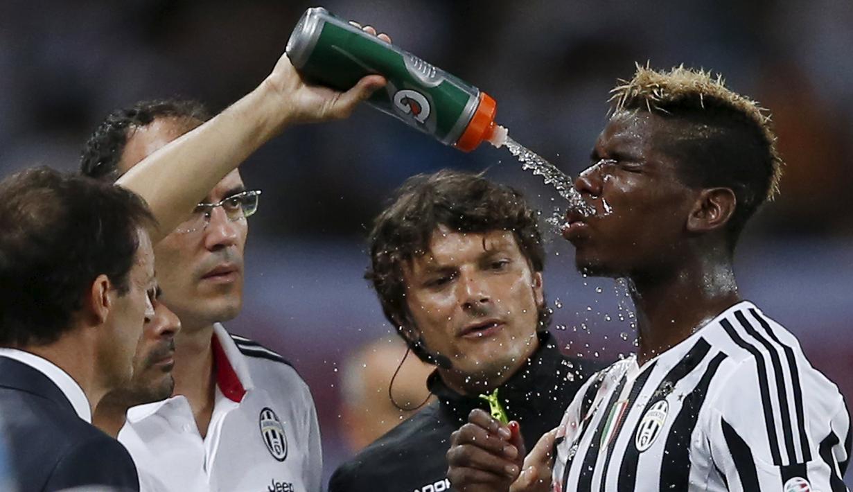 Paul Pogba mendapat perawatan dalam final Piala Super Italia 2015 di Stadion Shanghai, Tiongkok. Sabtu (8/8/2015). (Reuters/Aly Song)