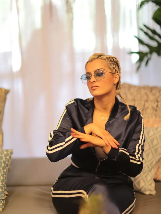 "Aku juga minum teh hangat, mendengarkan lagu hip hop membuat aku semangat, minum kopi," tambahnya. (Adrian Putra/Bintang.com)