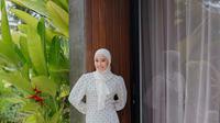 Dress panjang bermotif polkadot dengan lengan puff dan bawahan model mermaid juga cocok untuk lebaran cukup padukan dengan kerudung putih model lilit seperti Dara. [@daraarafah]