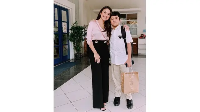 Jarang Terekspos, Ini 6 Potret Zidane Anak Tiri Giring yang Beranjak Remaja