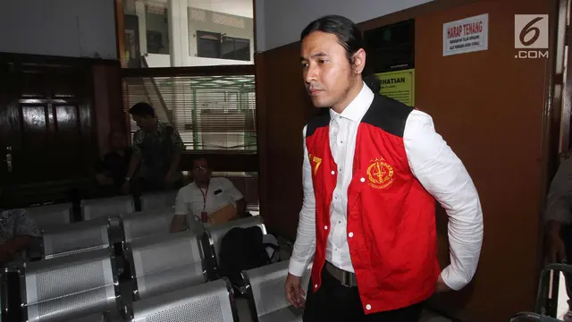 Penampilan Klimis Ello Saat Jalani Sidang Perdana Kasus Narkoba