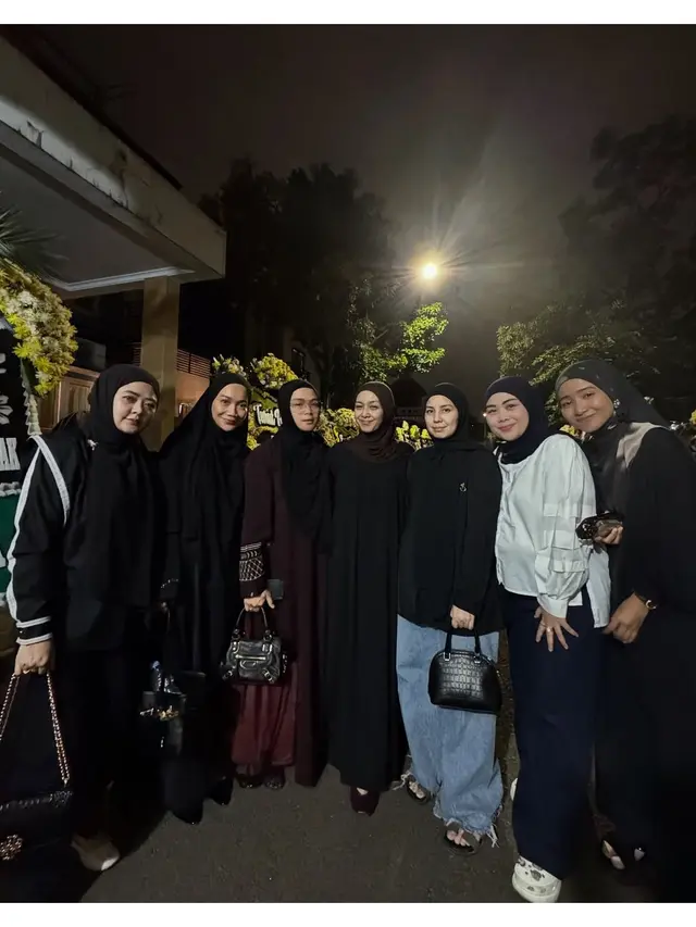 5 Momen Tya Ariestya Melayat ke Rumah Duka Gary Iskak, Beri Semangat Richa Novisha