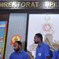 Tampak Lima orang tersangka pengedar sabu yang berhasil diamankan Dir Narkoba Bareskrim Polri Dua di antaranya adalah berasal dari Sri Lanka di Gedung BNN, Jakarta, Selasa (21/4/2015). (Liputan6.com/Johan Tallo)