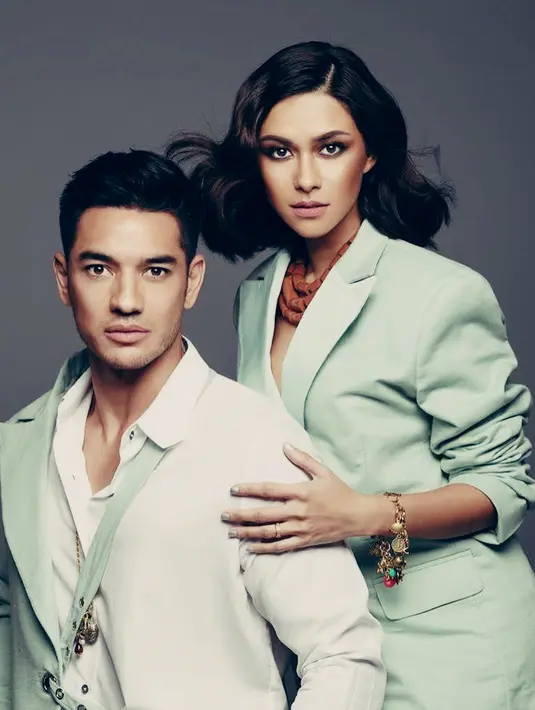 Menjalani usia pernikahan sampai belasan tahun memang tidak mudah. Apalagi hal itu terjadi pada pasangan selebriti yang sering terkena gosip. Namun berbeda dengan Nana maupun Andrew yang selalu kompak bersama keluarga kecilnya. (Liputan6.com/IG/@nanamirdad_)