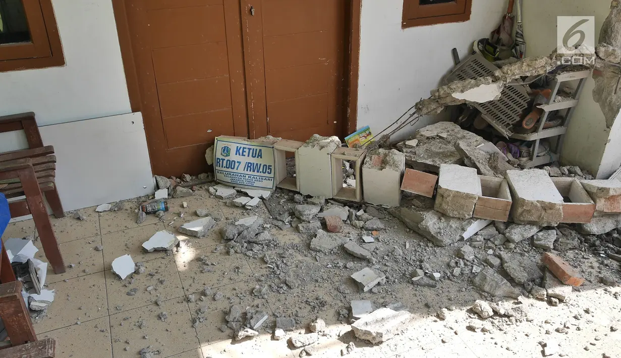 Puing bangunan sebuah rumah yang rusak akibat longsor di Perumahan Pesona Kalisari, Pasar Rebo, Jakarta, Selasa (27/11). Intensitas hujan yang tinggi mengakibatkan rumah milik Ketua RT setempat itu longsor. (Liputan6.com/Herman Zakharia)