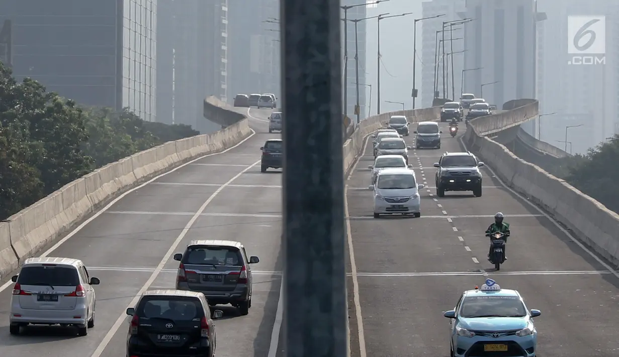 Pengendara sepeda motor melintasi Jalan Layang Non-Tol (JLNT) Kampung Melayu-Tanah Abang, Jakarta, Kamis (30/8). Meski berulang kali ditertibkan, sejumlah pemotor tetap nekat melintasi jalur khusus mobil tersebut. (Liputan6.com/Immanuel Antonius)