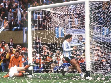Mario Kempes merupakan seorang legenda Timnas Argentina. Striker brilian itu pernah memperkuat Tim Tango di Piala Dunia pada edisi 1974, 1978, dan 1982. (Photo by Files/AFP)
