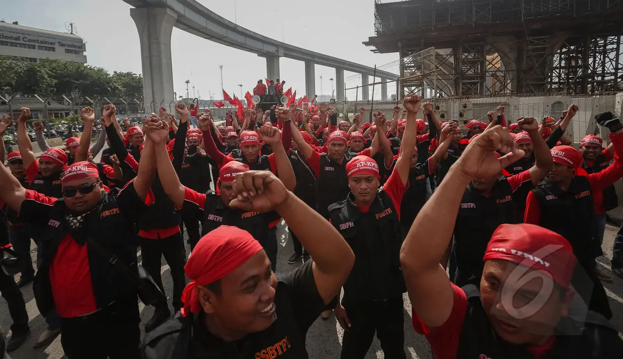 Sejumlah buruh yang tergabung dalam FSBTPI saat melakukan orasi di kawasan Tanjung Priok , Jakarta, Jumat (1/4/2015). Tepat pada 1 Mei seluruh buruh di dunia merayakan 'Hari Raya' atau biasa disebut May Day.  (Liputan6.com/Faizal Fanani)