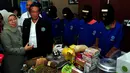 Pihak BNN menjelaskan tentang peredaran kue coklat yang mengandung ganja, Jakarta, Senin (13/4/2015). BNN berhasil menangkap lima orang tersangka di kawasan Blok M. (Liputan6.com/ Yoppy Renato)