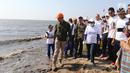 Menteri Kelautan dan Perikanan Susi Pudjiastuti (tengah) bersih-bersih sampah di Pantai Timur Ancol, Jakarta, Minggu (18/8/2019). Gerakan Menghadap Laut 2.0 akan digelar serentak di 74 titik di berbagai daerah di Indonesia. (Liputan6.com/Herman Zakharia)