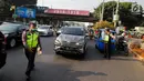 Polisi menghentikan kendaraan saat pemberlakuan perluasan sistem ganjil genap di kawasan Jalan Fatmawati Raya, Jakarta, Senin (9/9/2019). Polisi memberlakukan tilang terhadap pengendara yang melanggar aturan sistem ganjil genap di jalan tersebut. (Liputan6.com/Faizal Fanani)