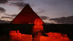 Patung Sphinx dan piramida berwarna merah saat pertunjukan cahaya dan suara di Giza, Mesir, Kamis (23/1/2020). Pertunjukan tersebut digelar sebagai bagian dari perayaan Tahun Baru Imlek. (Xinhua/Ahmed Gomaa)