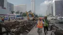 Proyek MRT Jakarta berlanjut dengan pembangunan dua stasiun bawah tanah, yaitu Stasiun Istora dan Bendungan Hilir, di ruas Jalan Sudirman, Kamis (14/8/14). (Liputan6.com/Faizal Fanani)