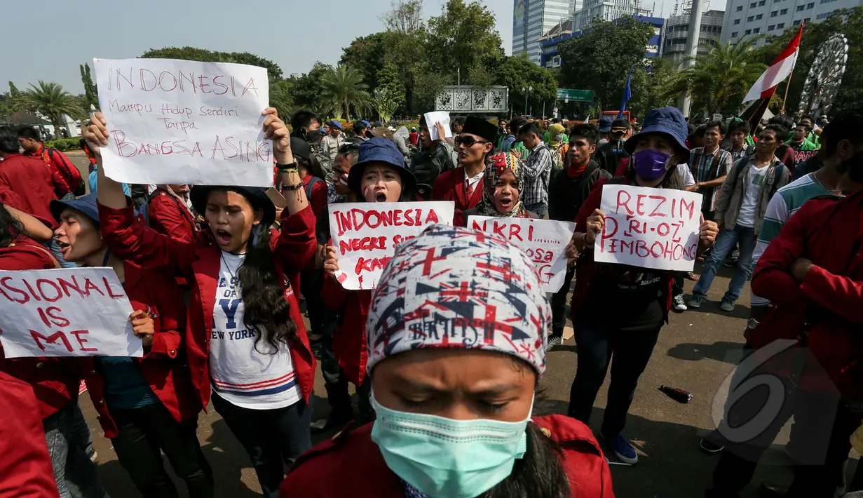Ratusan mahasiswa dari gabungan sejumlah universitas melakukan unjuk rasa di depan Istana Merdeka, Jakarta, Rabu (20/5/2015). Massa berunjuk rasa menuntut kesejahteraan rakyat sekaligus memperingati Hari Kebangkitan Nasional. (Liputan6.com/Faizal Fanani)
