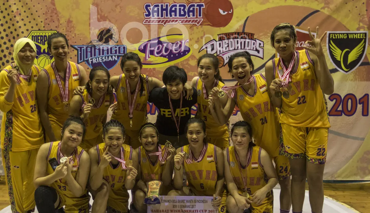 Para pebasket Surabaya Fever merayakan keberhasilan menjadi juara Sahabat Cup 2017 usai mengalahkan Sahabat Semarang di GOR Sahabat, Semarang, Sabtu (22/4/2017). Sahabat kalah 61-71 dari Fever. (Bola.com/Vitalis Yogi Trisna)