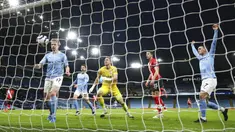 Pemain Manchester City Kevin De Bruyne (kiri) mencetak gol ke gawang Southampton pada pertandingan Liga Inggris di Etihad Stadium, Manchester, Inggris, Rabu (10/3/2021). Manchester City makin kokoh berada di puncak klasemen Liga Inggris usai mengalahkan Southampton 5-2. (Clive Brunskill/Pool via AP)