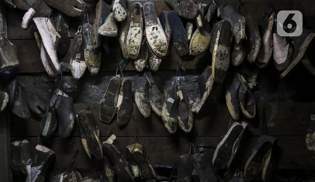 Cetakan sepatu terlihat di industri rumahan daerah Kuningan, Jakarta Selatan, Jumat (22/1/2020). Pemerintah terus berupaya mendorong pemulihan UMKM melalui Program Banpres Produktif Usaha Mikro atau BLT UMKM. (Liputan6.com/Johan Tallo)