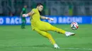 Kiper Madura United, Diky Indriyana, melepaskan tendangan saat melawan Persebaya Surabaya pada laga BRI Super League di Stadion Gelora Bung Tomo, Surabaya, Jumat (17/04/2026). (Bola.com/M Iqbal Ichsan)