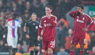 Pemain Liverpool, Alexis Mac Allister, tampak lesu setelah menelan kekalahan telak 0-3 dari Crystal Palace dalam laga putaran keempat Carabao Cup 2025/2026 yang digelar di Stadion Anfield, Kamis (30/10/2025) dini hari WIB. (AP Photo/Jon Super)