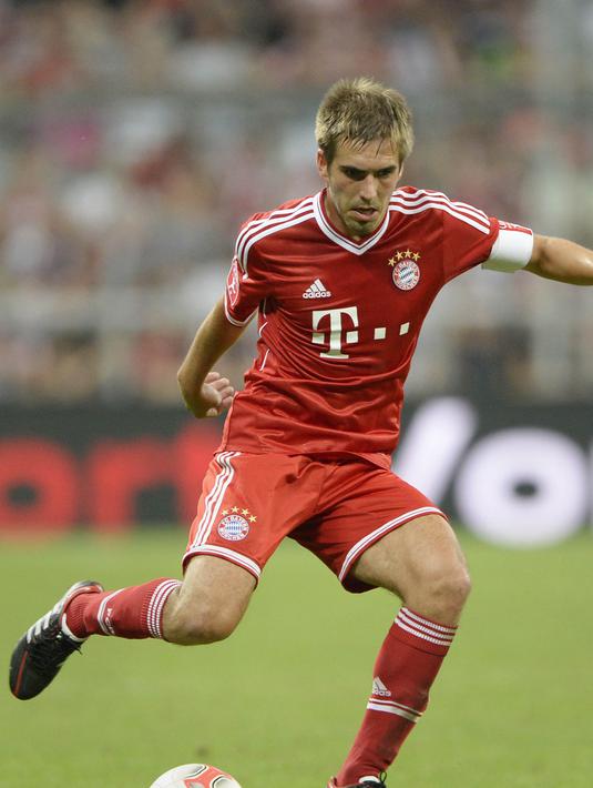 3. Philipp Lahm - Kapten Bayern Munchen ini pensiun setelah 501 kali membela Bavaria. Sebanyak 19 gelar bersama Munchen dan satu trofi Piala Dunia 2014 pernah diraih pemain dengan posisi bek sayap tersebut. (AFP/Christof Stache)