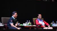Presiden Joko Widodo menonton pertandingan tunggal putri India Pusarla V. Sindhu melawan Yvonne Li dari Jerman pada BWF World Tour Finals 2021 di Bali International Convention Center & The Westin Resort, Nusa Dua, Kamis, 2 Desember. (foto: Humas PP PBSI)