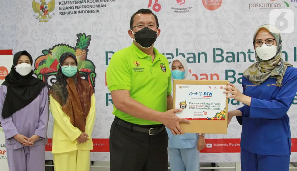 Direktur Utama Bank BTN Haru Koesmahargyo menyerahkan paket buah kepada tenaga kesehatan (Nakes) dalam acara Gelar Buah Nusantara (GBN) di Rumah Sakit Persahabatan Jakarta, Selasa (10/8/2021). Bank BTN memberikan 1.000 paket buah untuk nakes di Jakarta. (Liputan6.com/HO/BTN)