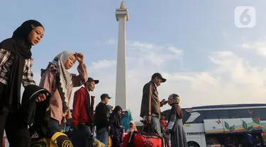 Calon pemudik saat tiba di kawasan Monumen Nasional, Jakarta, Kamis (4/4/2024). (Liputan6.com/Herman Zakharia)