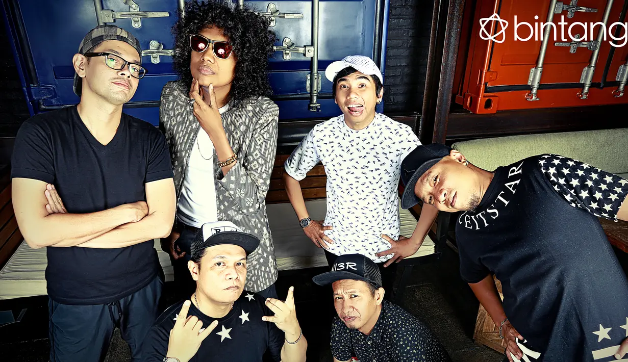 “Musik itu kan kalo mau lebih hidup harus ada nuansa akustiknya. Jadi gitarnya live, bassnya live, drumnya live. Nggak melulu harus elektronik,” (Photo: Andy Masela, Digital Imaging: Muhammad Iqbal Nurfajri/Bintang.com)