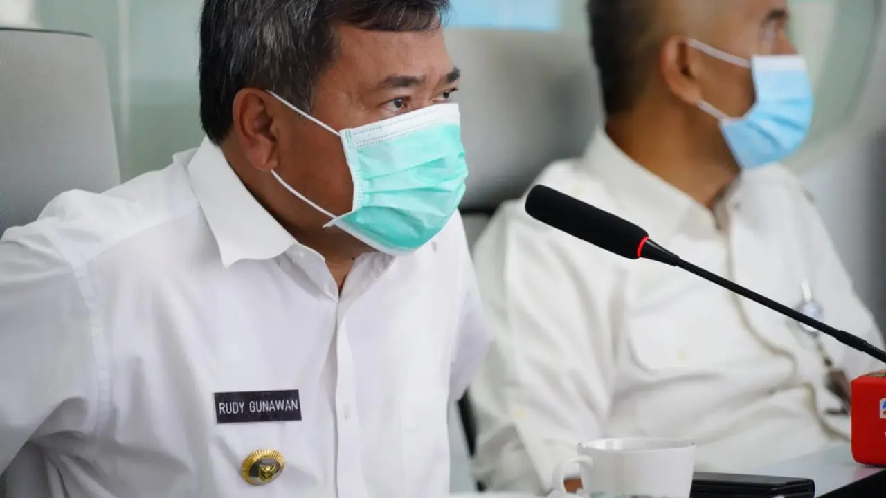 Bupati Garut Rudy Gunawan menyatakan, penghentian PTM sementara hanya berlaku di sekolah bersangkutan tidak menyeluruh di Garut, setelah tim asesmen menemukan adanya peserta didik atau tenaga pengajar terkonfirmasi Covid-19.