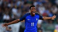 Striker Prancis, Anthony Martial, merayakan gol ke gawang Italia pada laga persahabatan di San Nicola, Bari, Kamis (1/9/2016). (AFP/Alberto Pizzoli)