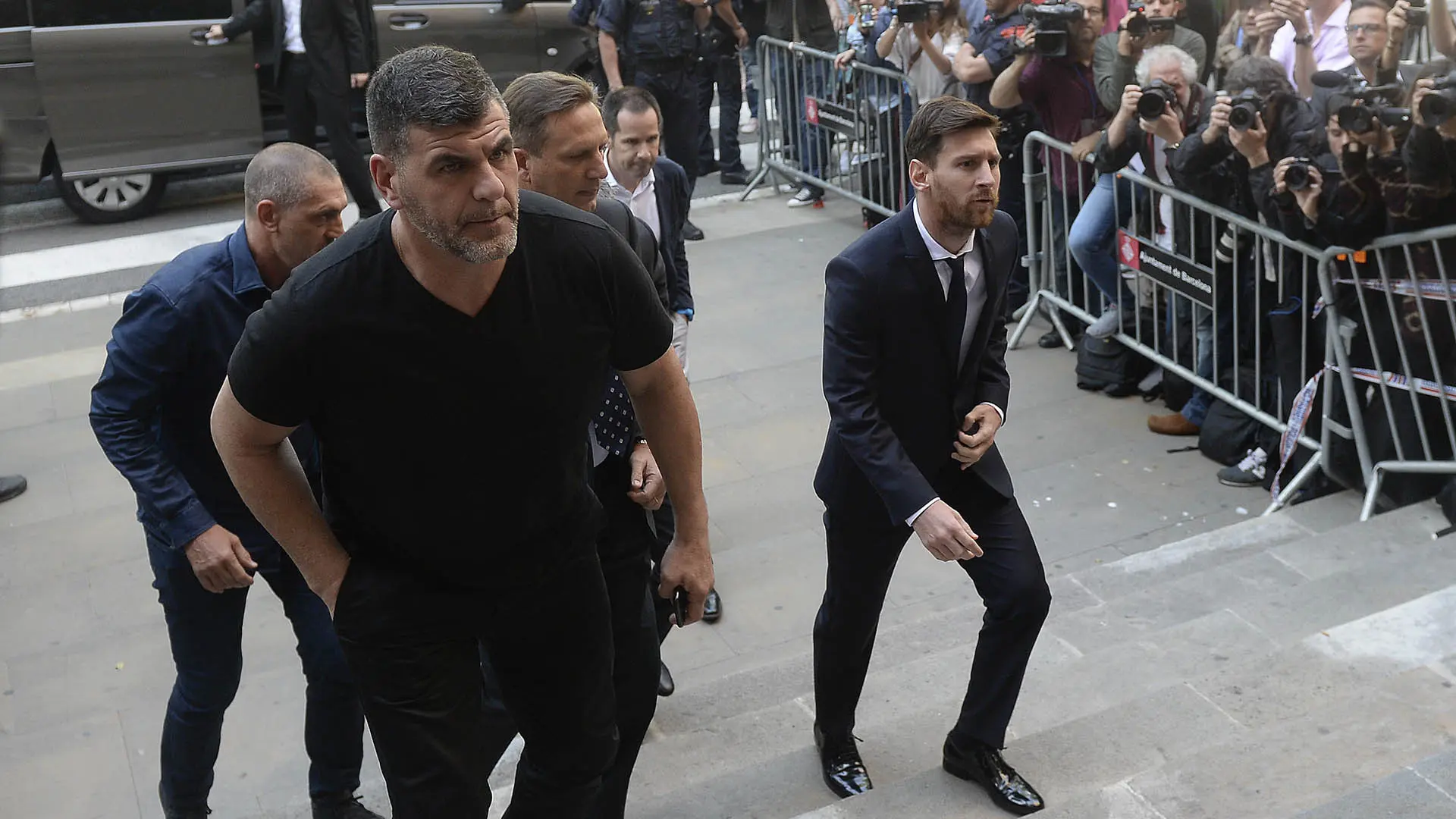 Kasus pajak yang menjerat Lionel Messi akhirnya berakhir di pengadilan. Sekitar bulan Juni penyerang Barcelona itu menjalani sidang, kondisi ini sempat menimbulkan kabar jika sang pemain akan segera meninggalkan Barcelona. (AFP/Josep Lago)