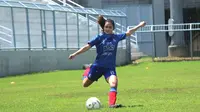 Aksi pemain Arema putri, Shafira Ika Putri dalam turnamen di Banyuwangi. (Iwan Setiawan/Bola.com).