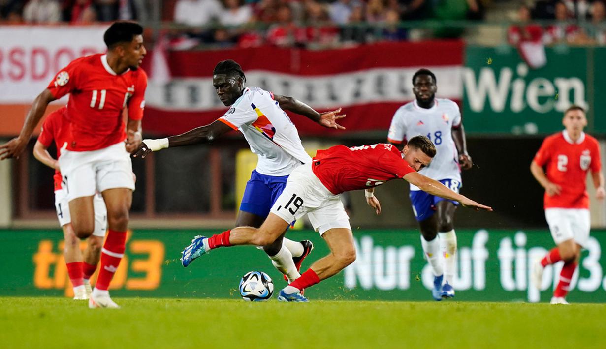 Dua gol Dodi Lukebakio (12', 55') dan Romelu Lukaku (58') hanya bisa dibalas Konrad Laimer (72') serta penalti Marcel Sabitzer (84'). Hasil ini membuat Belgia lolos ke Euro 2024 di Jerman lebih dulu. (AP Photo/Florian Schroetter)